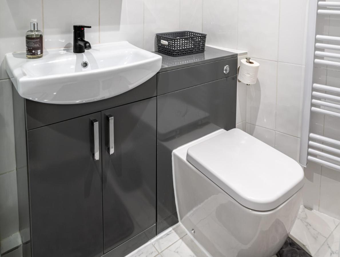 Luxury One Bedroom Guesthouse M6, Junction 10 Walsall Willenhall Eksteriør billede